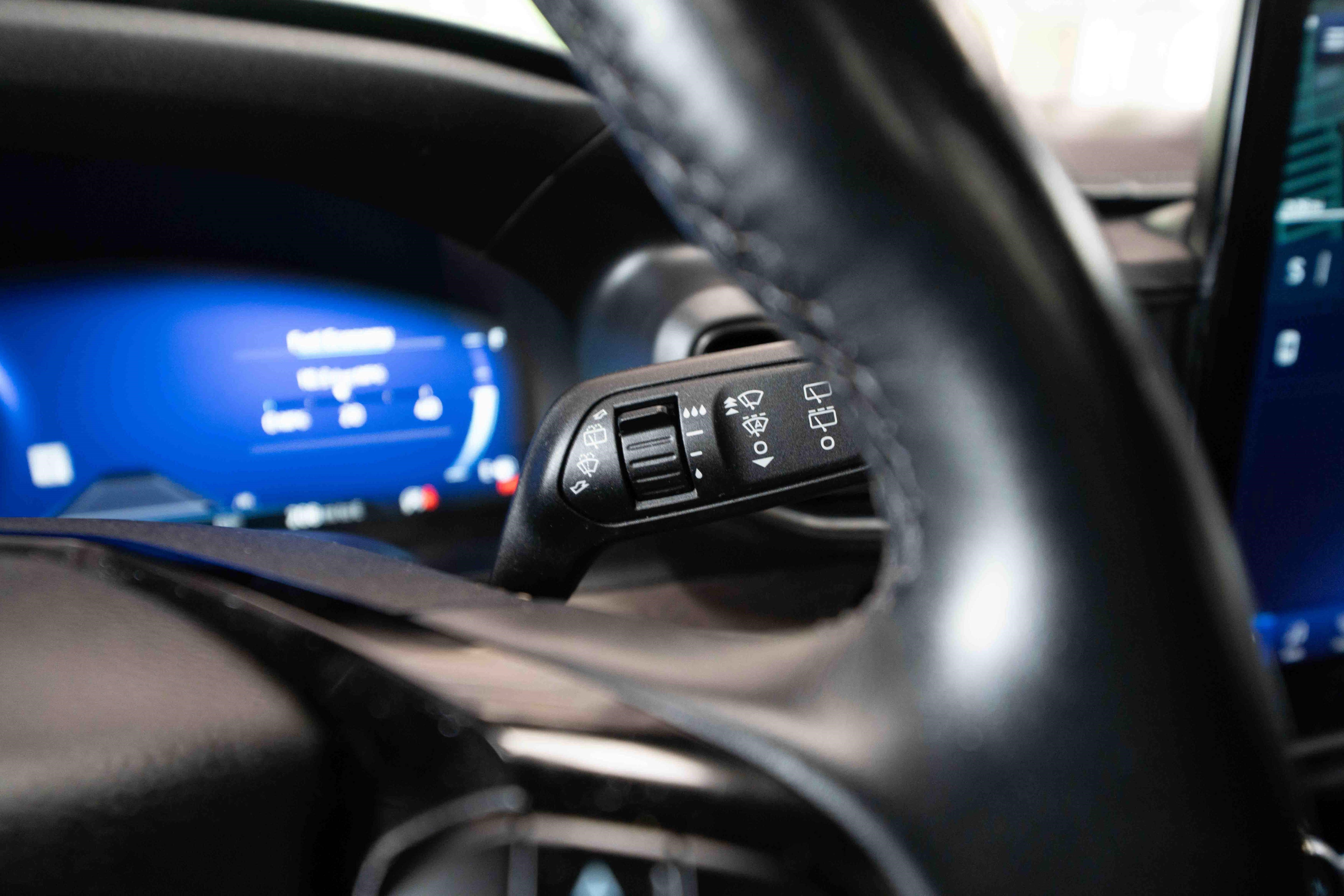 Used 2023 Ford Explorer Platinum w/ Technology Package AWD/4WD image 14