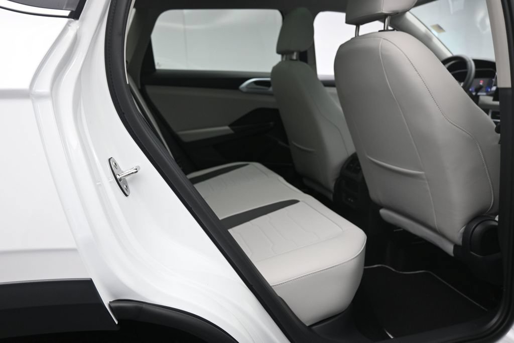 New 2026 Volkswagen Taos SE FWD image 24
