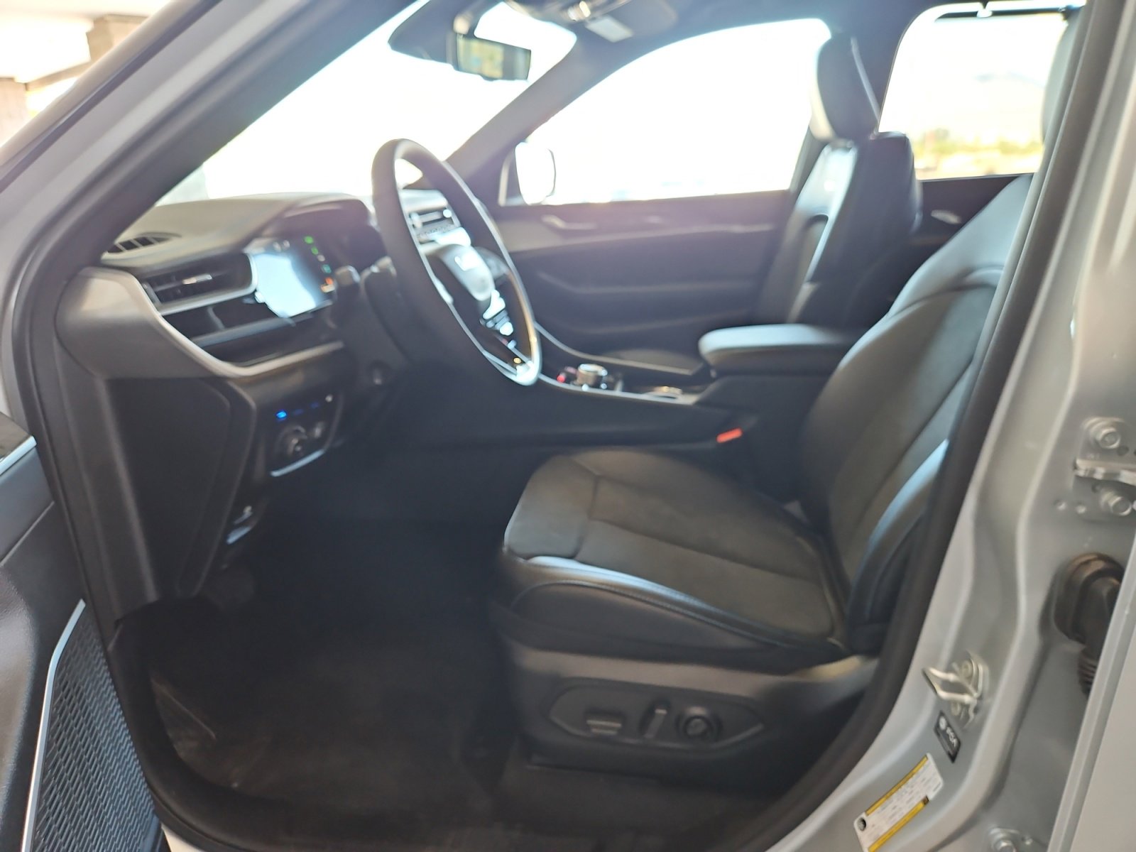 New 2025 Jeep Grand Cherokee Trailhawk w/ Luxury Tech Group III AWD/4WD image 14