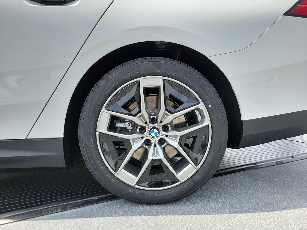 New 2026 BMW i5 M60 w/ Convenience Package RWD image 6