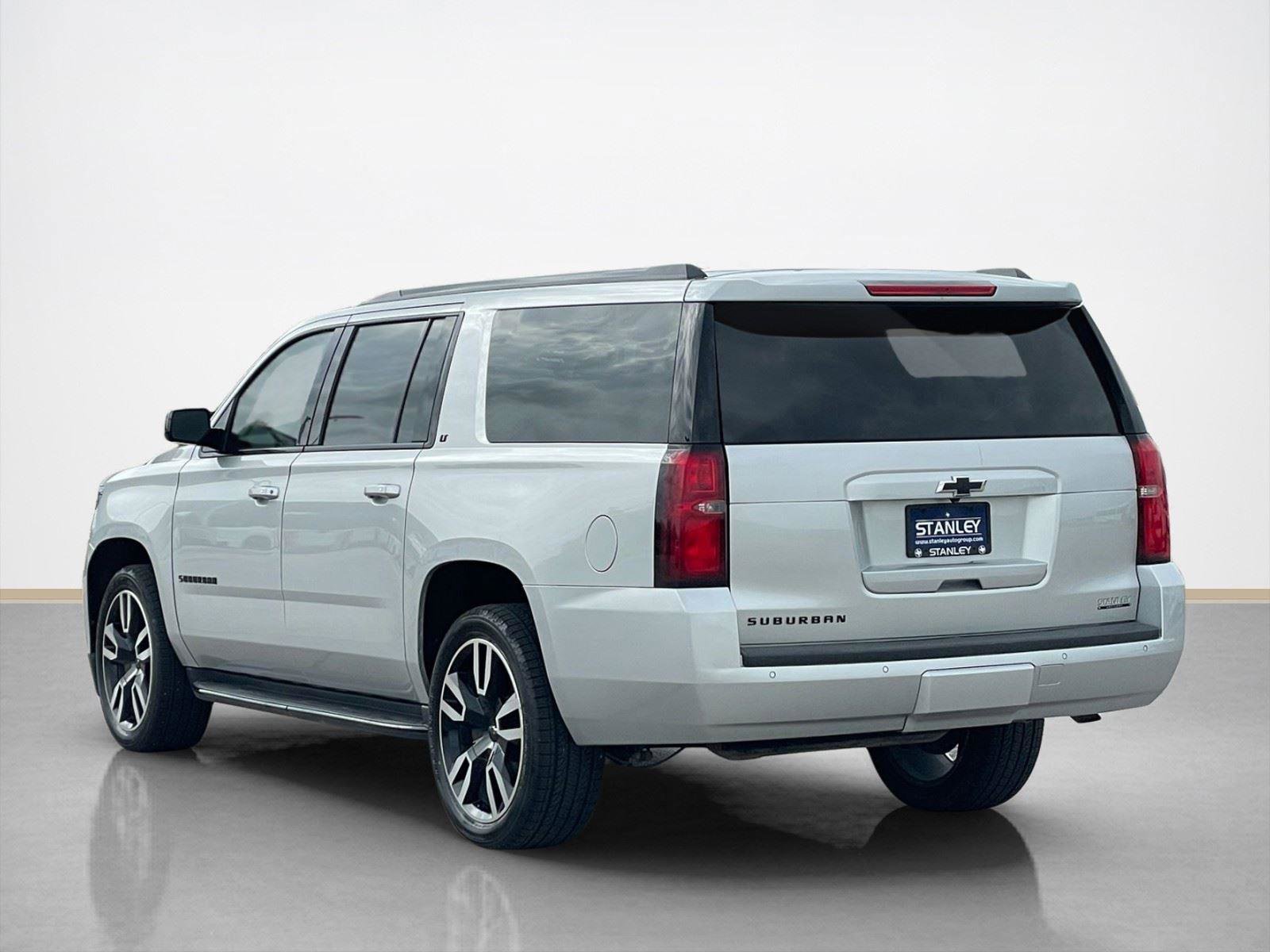 Used 2018 Chevrolet Suburban LT w/ Luxury Package RWD image 6