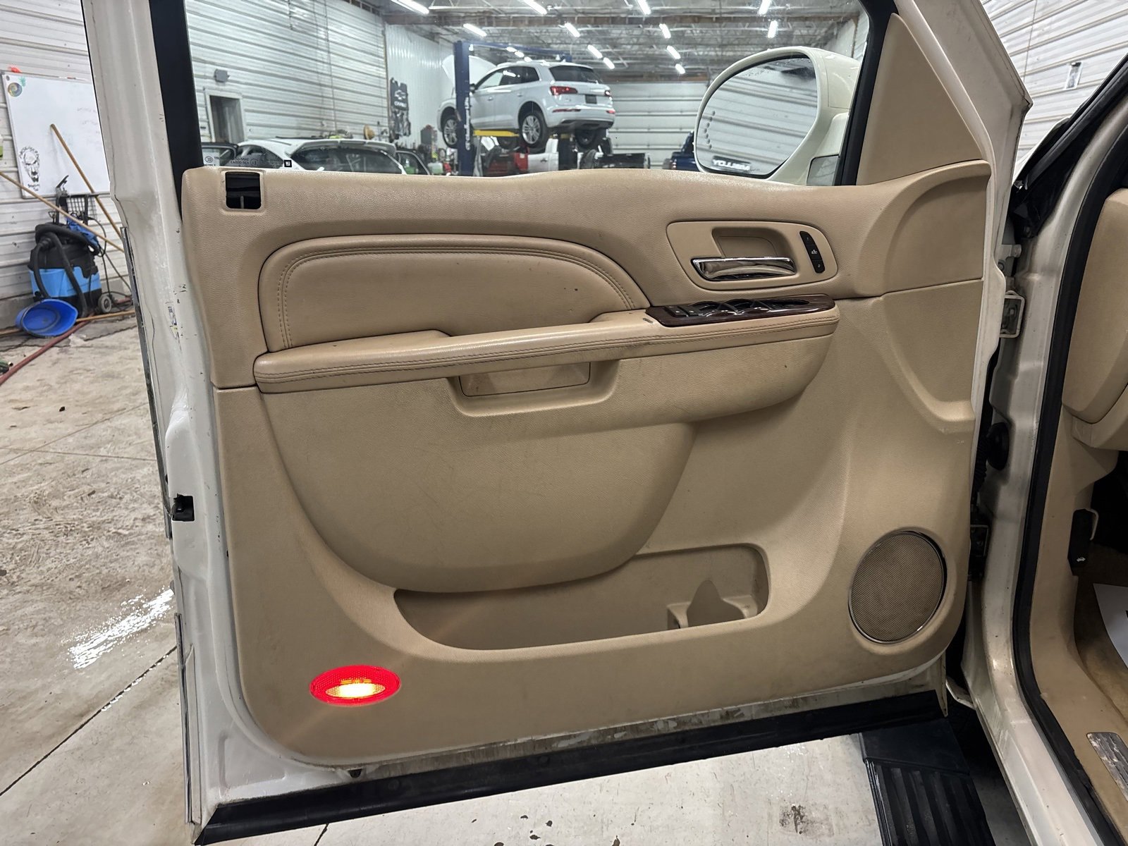 Used 2011 Cadillac Escalade ESV Premium image 9