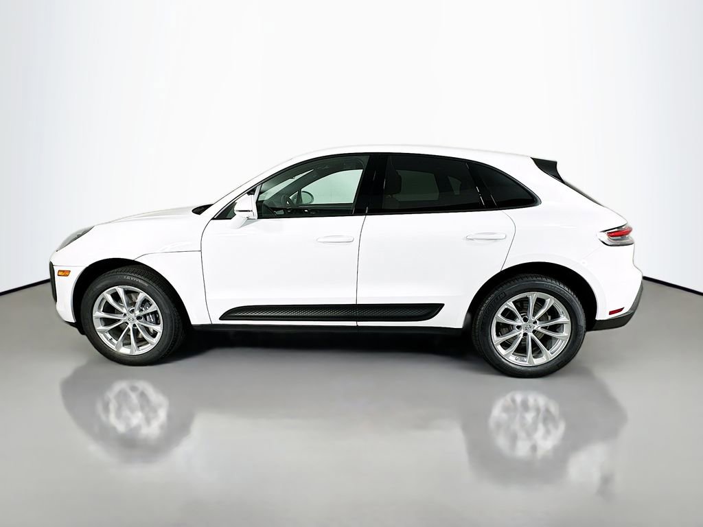 Used 2025 Porsche Macan image 2