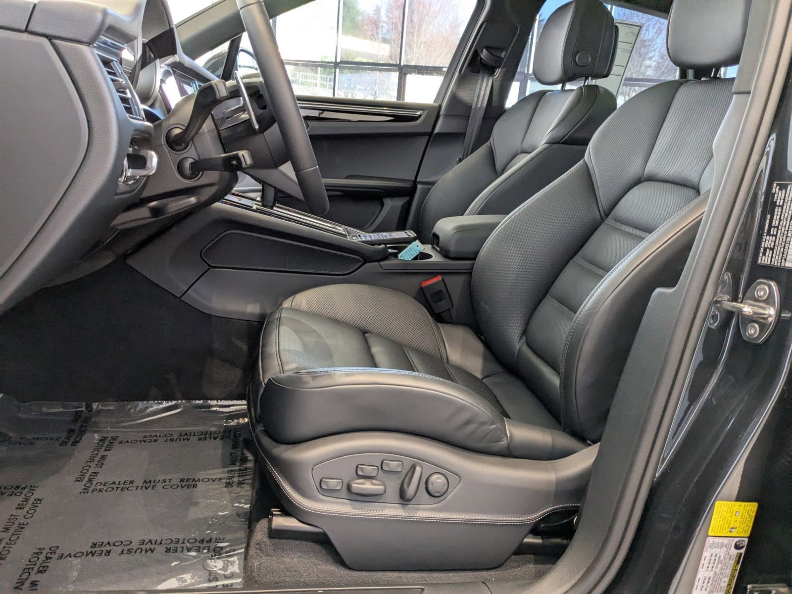 Certified 2025 Porsche Macan image 5