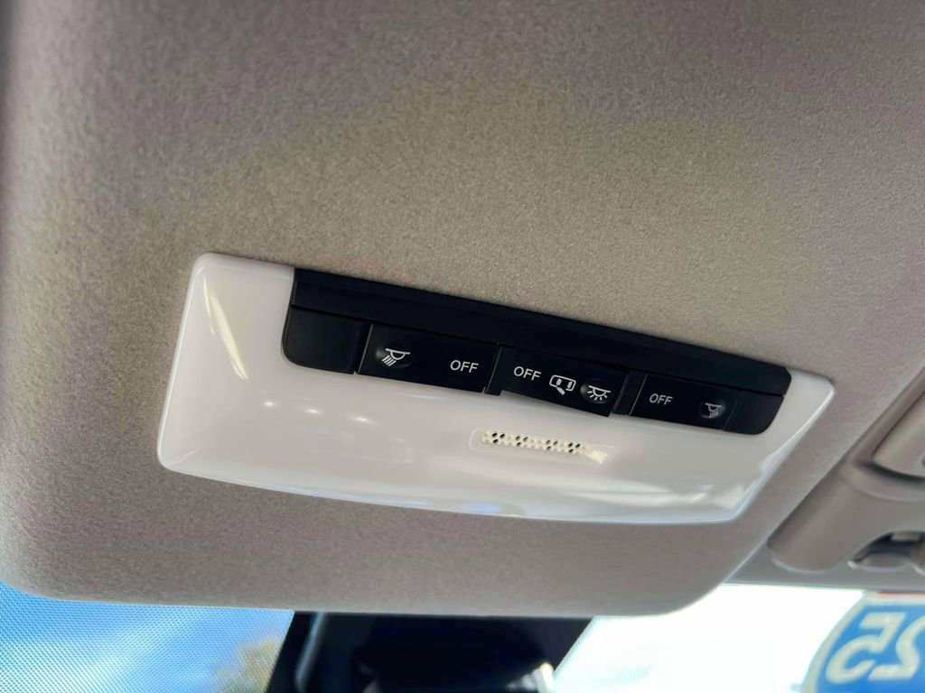 Used 2025 Nissan Versa S image 31