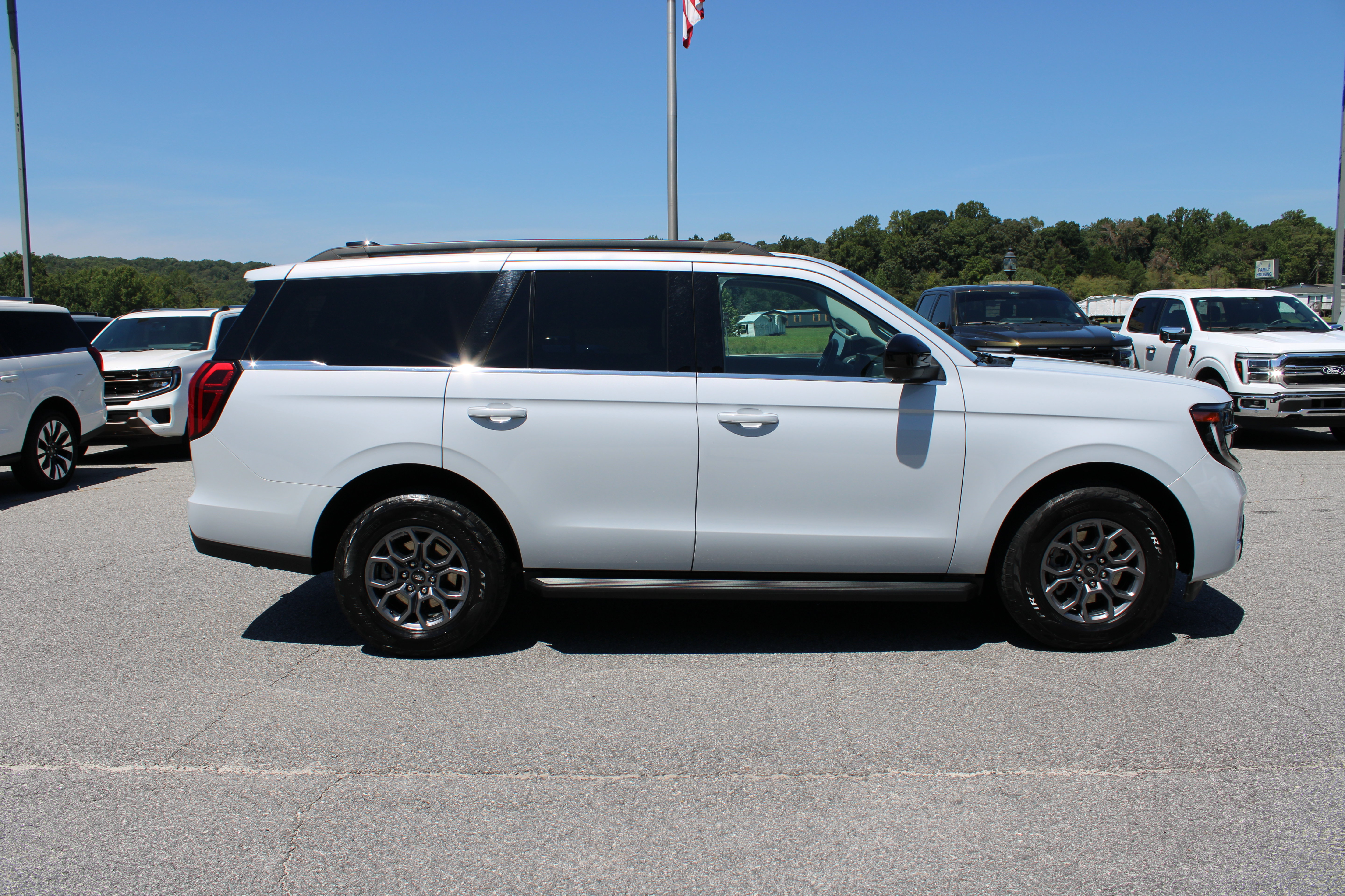Used 2025 Ford Expedition Active RWD image 5