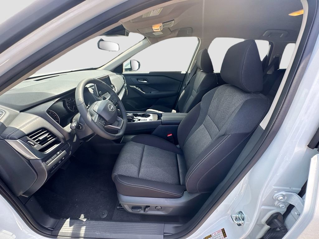 Used 2025 Nissan Rogue SV image 15