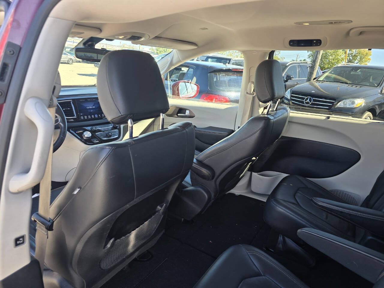 Used 2017 Chrysler Pacifica Touring-L w/ Tire & Wheel Group FWD image 10