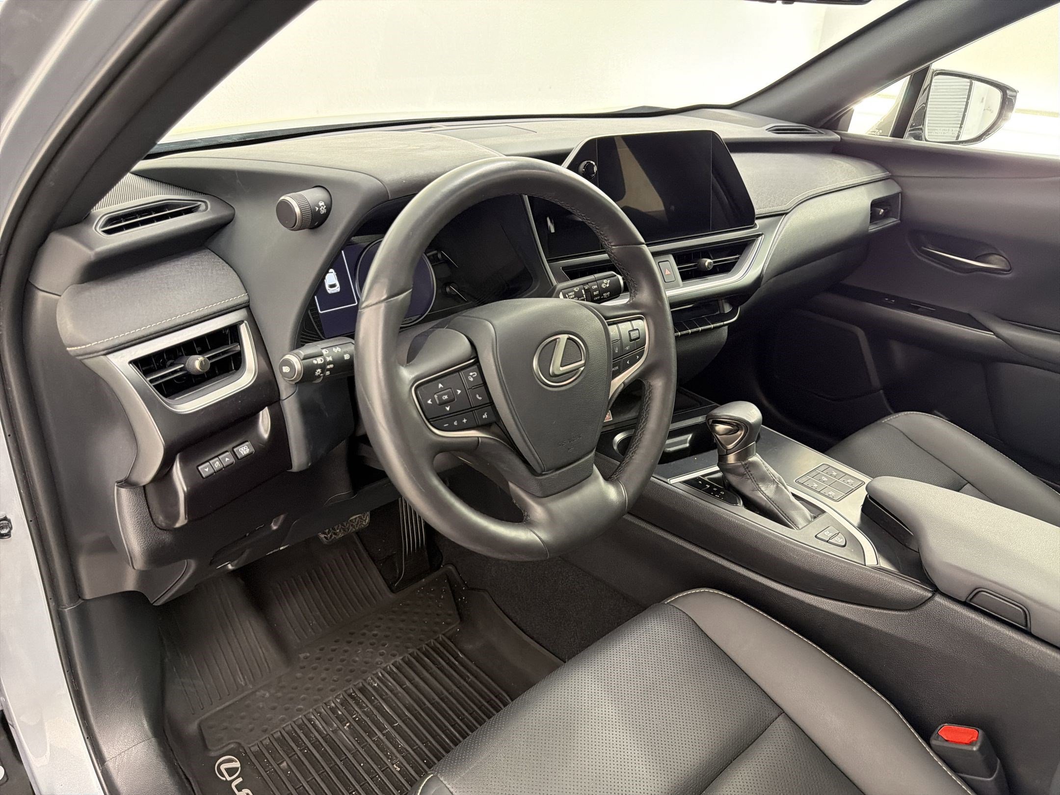 Certified 2023 Lexus UX 250h FWD w/ Accessory Package (Z1) image 4