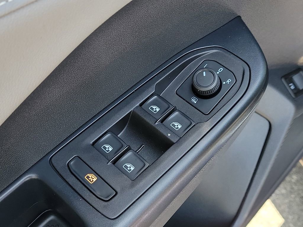 Used 2024 Volkswagen Taos SE w/ Panoramic Sunroof Package FWD image 18