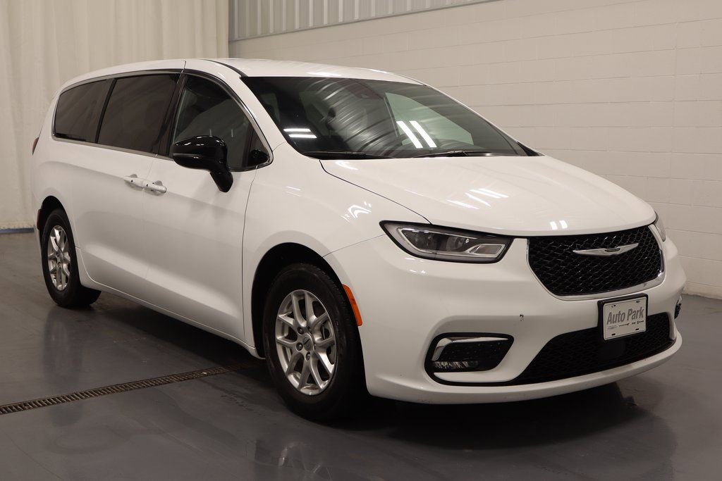 Used 2025 Chrysler Pacifica Select image 3