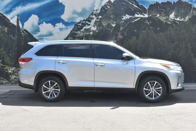 Used 2019 Toyota Highlander XLE w/ Carpet Mat Package (TMS) AWD/4WD image 2