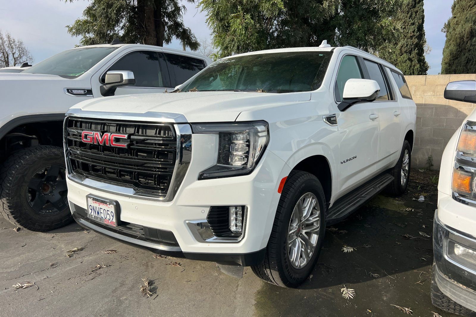 Used 2024 GMC Yukon XL SLE w/ Gmc Pro Safety Plus Package image 2
