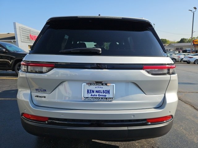 New 2025 Jeep Grand Cherokee Altitude image 8