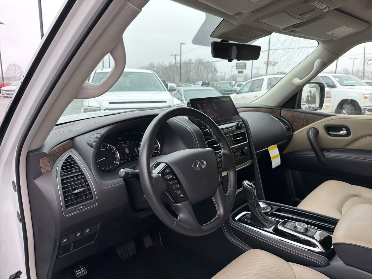 Used 2024 INFINITI QX80 Premium Select w/ Cargo Package image 4