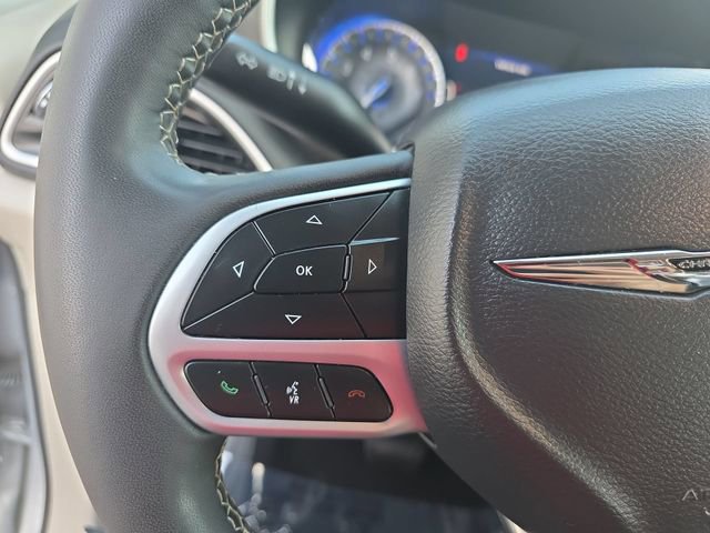 Used 2023 Chrysler Pacifica Touring-L FWD image 19