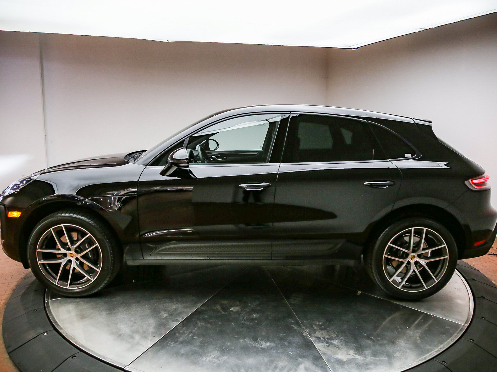 Certified 2026 Porsche Macan AWD/4WD image 2
