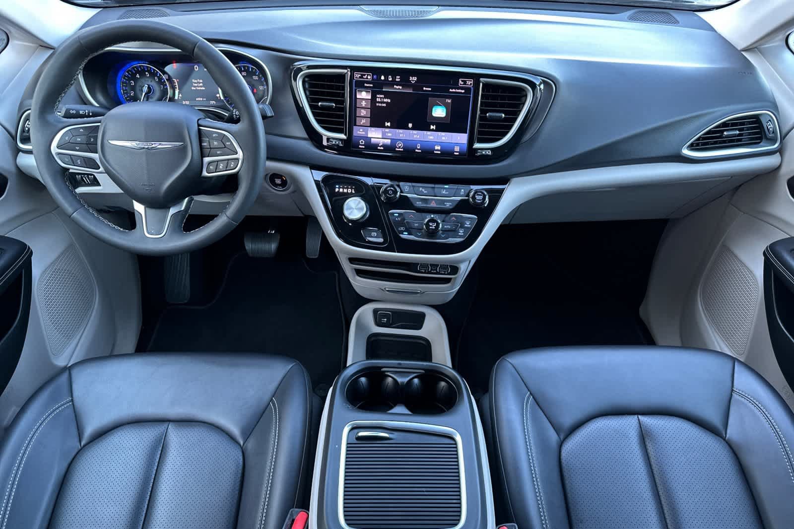 Used 2024 Chrysler Pacifica Touring-L FWD image 3