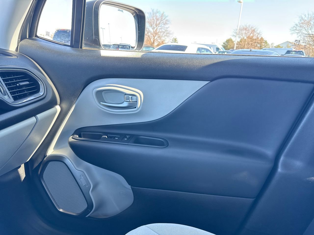 Used 2022 Jeep Renegade Latitude w/ Convenience Group AWD/4WD image 28