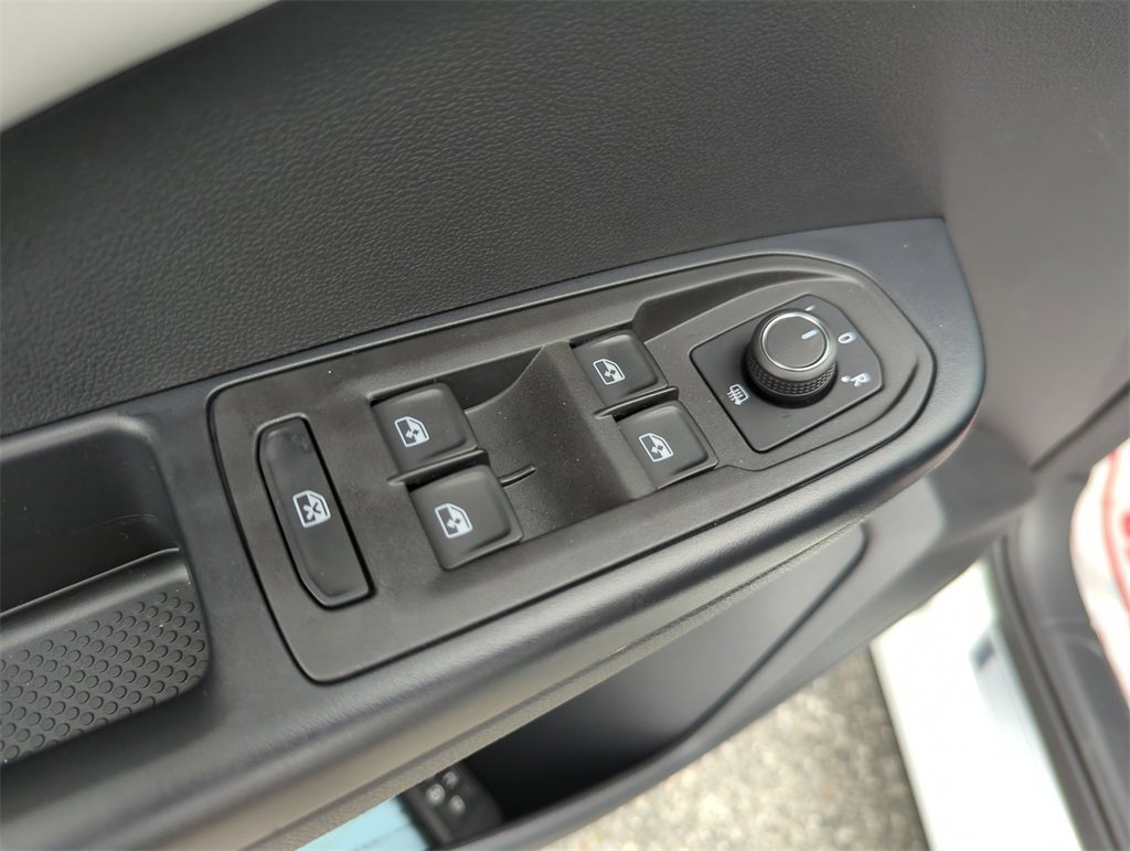 Used 2025 Volkswagen Taos SE image 30