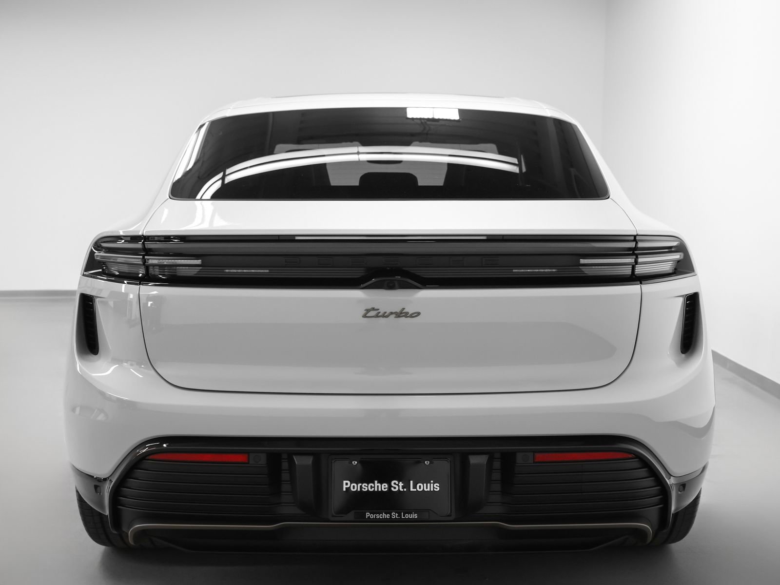 Used 2025 Porsche Macan Turbo Electric AWD/4WD image 11