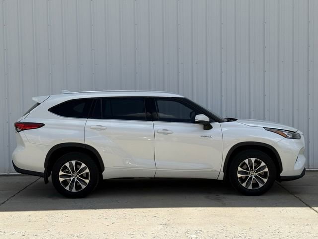 Used 2020 Toyota Highlander XLE AWD/4WD image 3