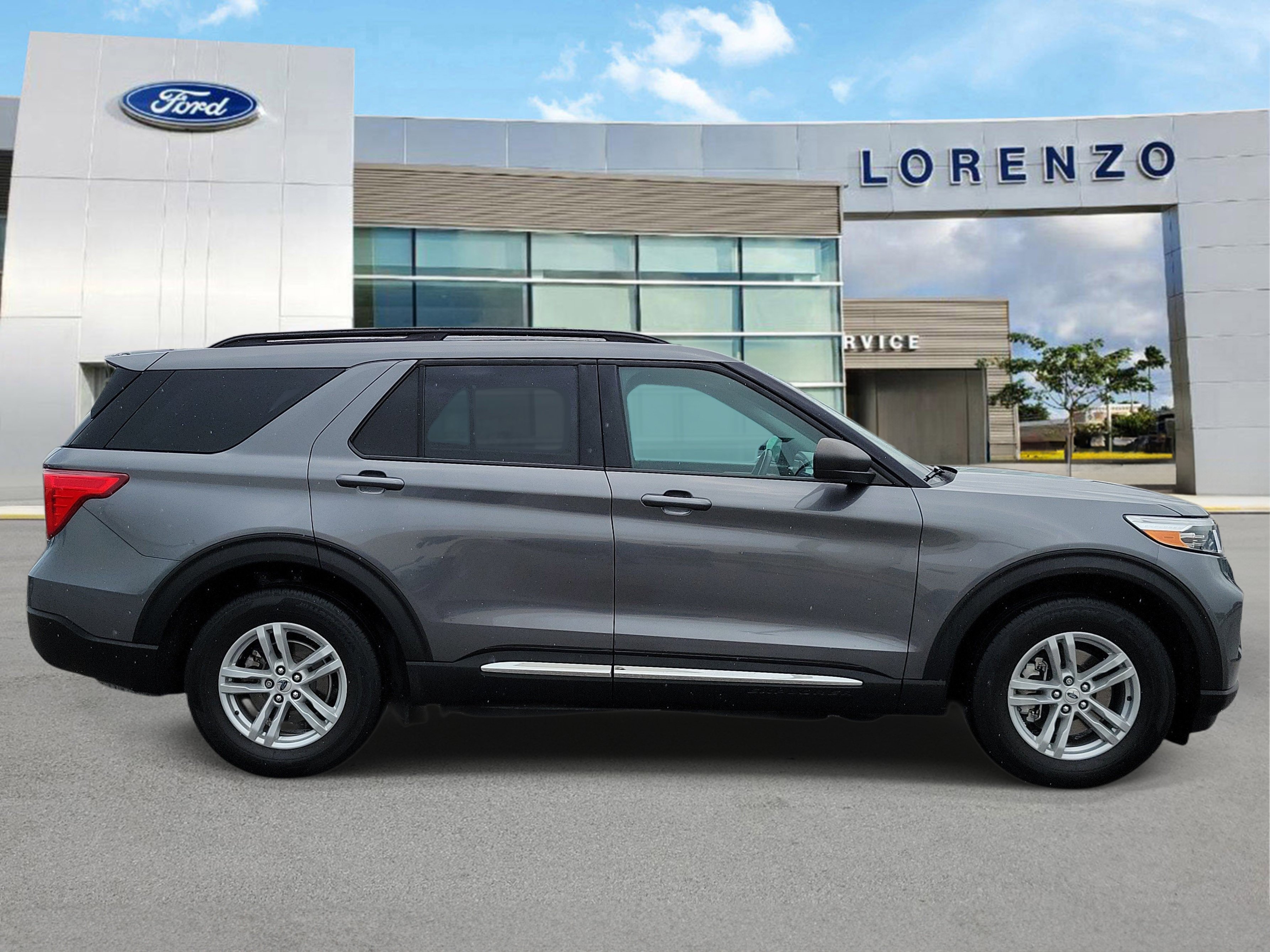 Certified 2024 Ford Explorer XLT RWD image 4