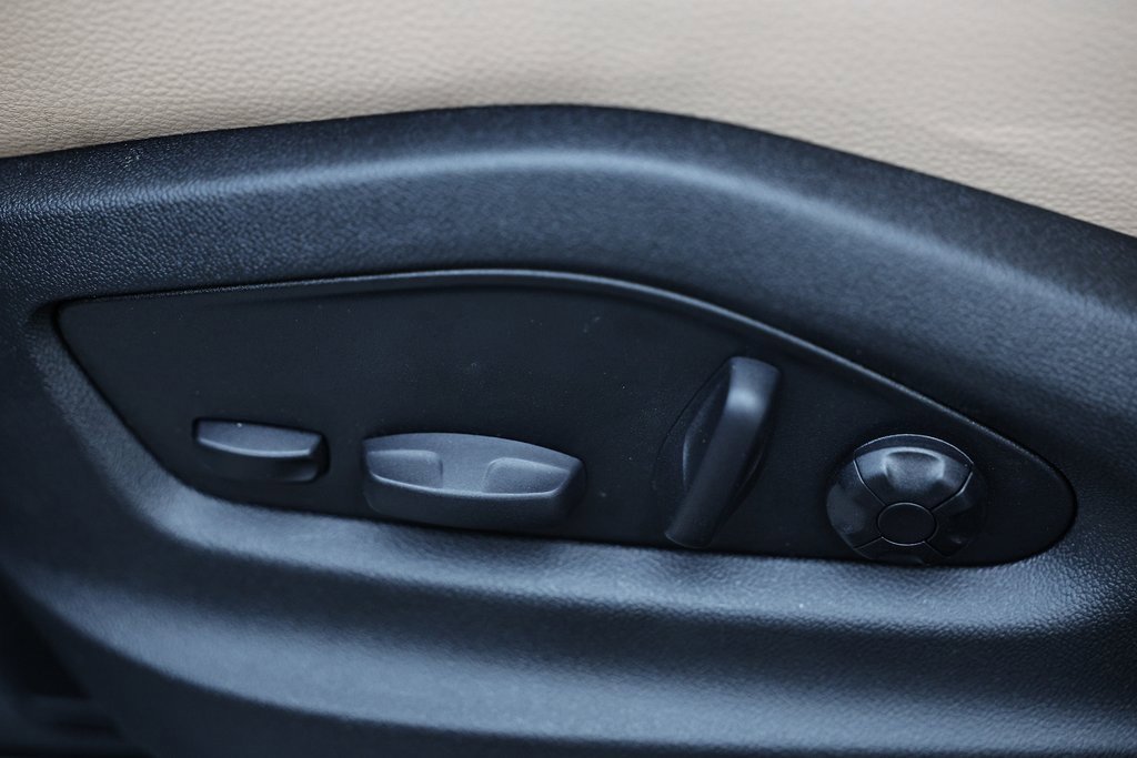 Certified 2025 Porsche Cayenne w/ Premium Package Plus image 26