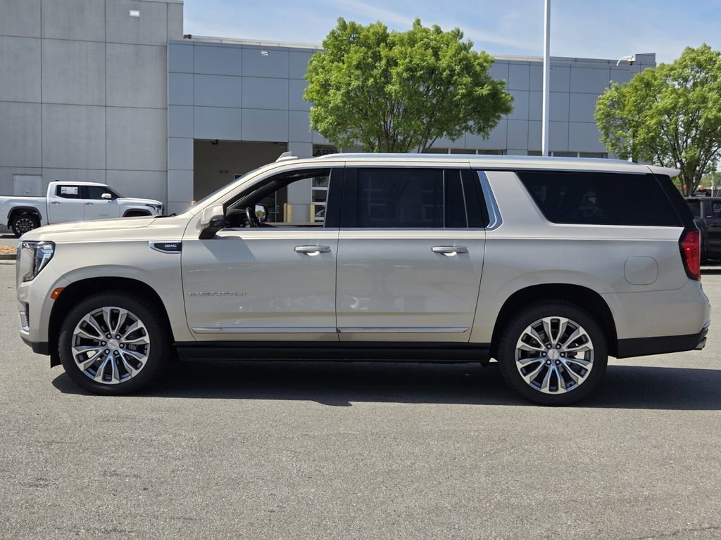 Used 2021 GMC Yukon XL Denali w/ Denali Premium Package image 2