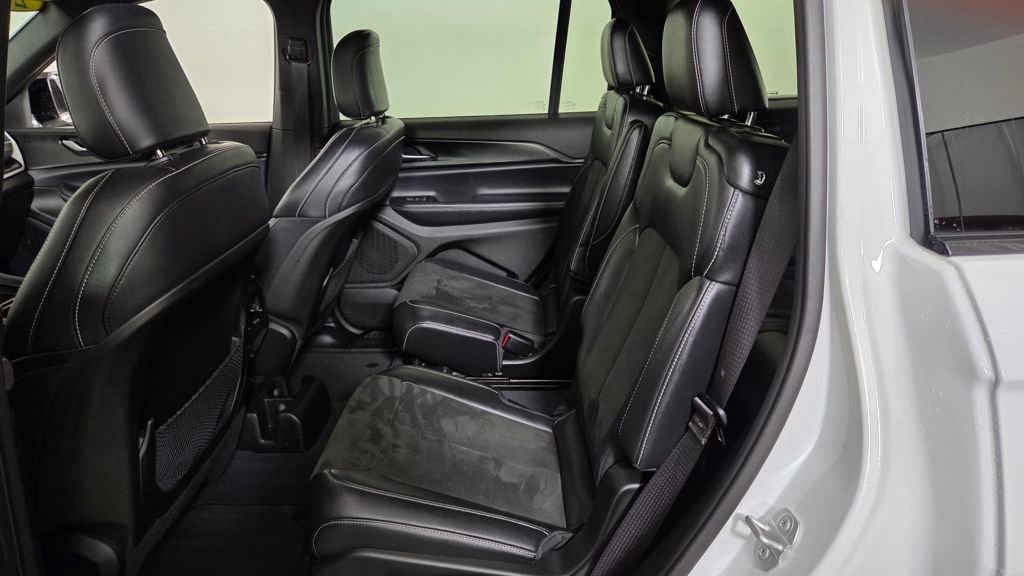 Used 2023 Jeep Grand Cherokee L Laredo image 31