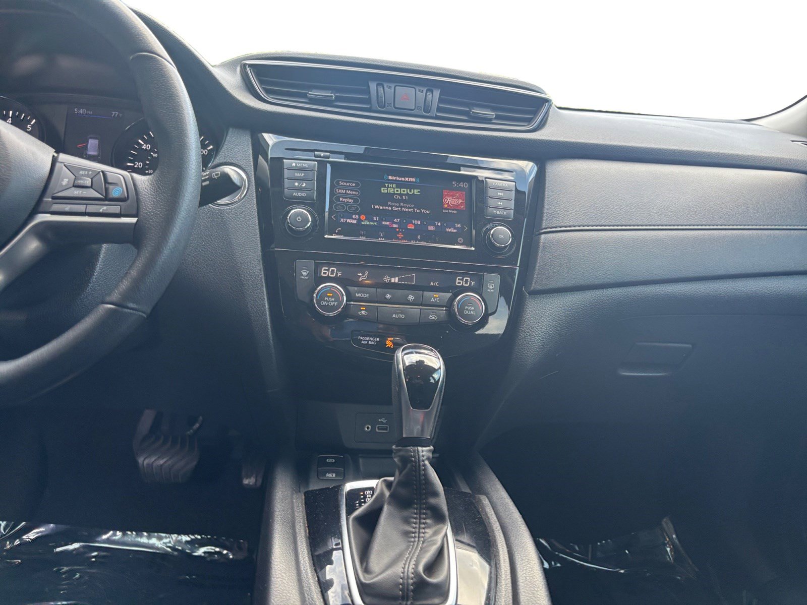 Used 2019 Nissan Rogue SV w/ Premium Package FWD image 11