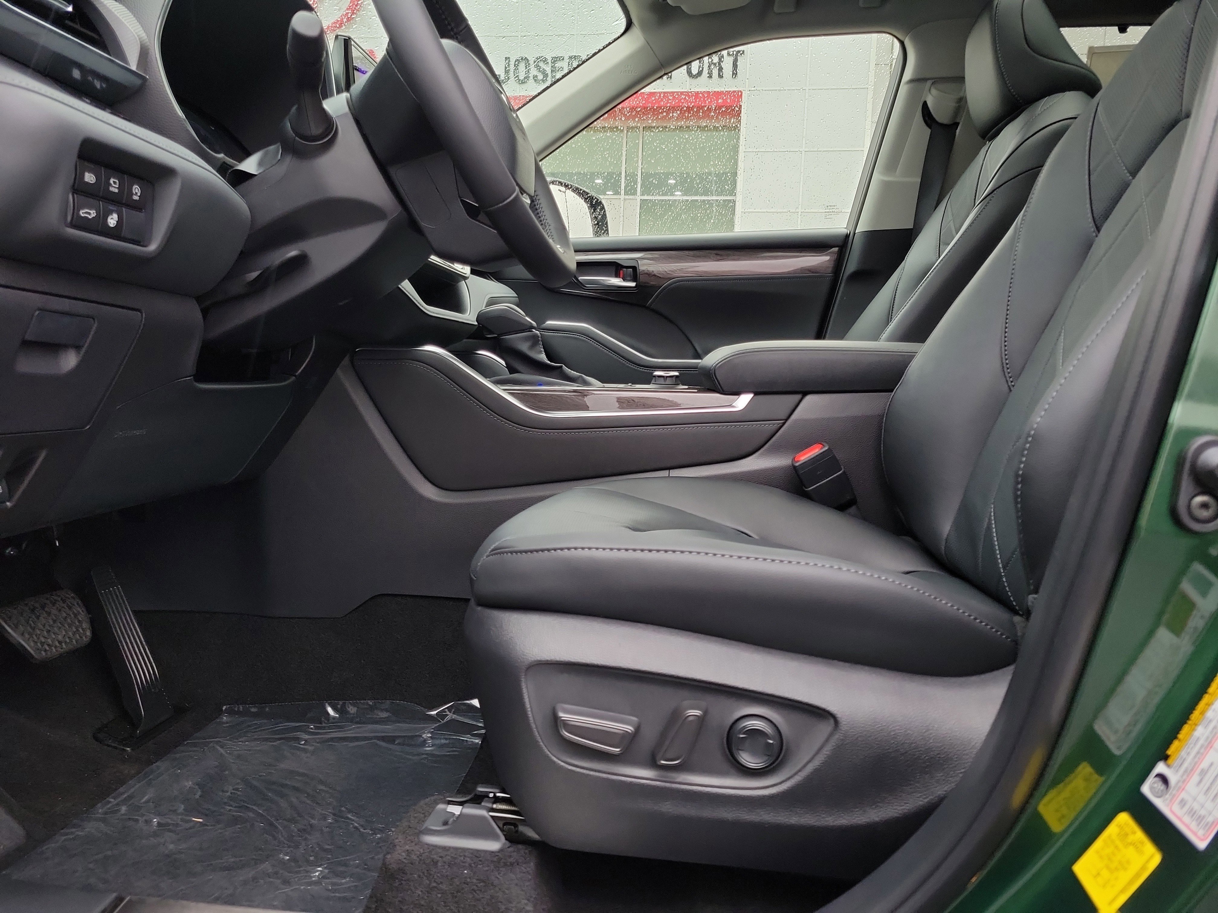 New 2025 Toyota Highlander Platinum image 16