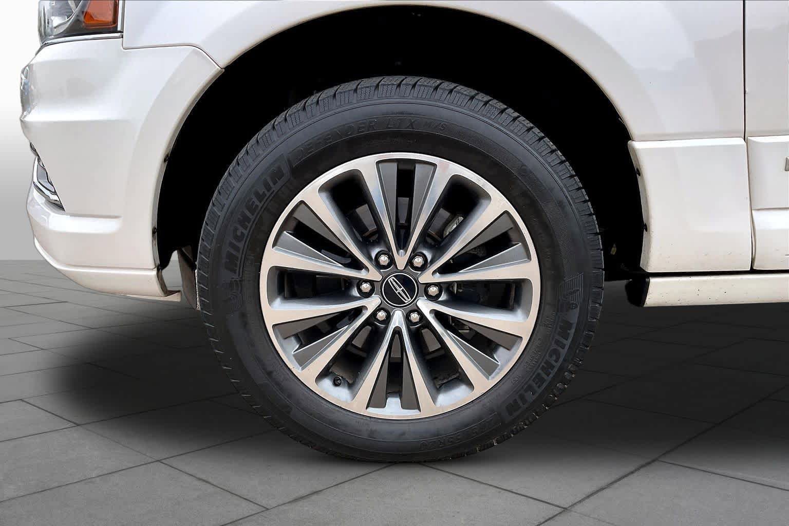Used 2017 Lincoln Navigator Select AWD/4WD image 11