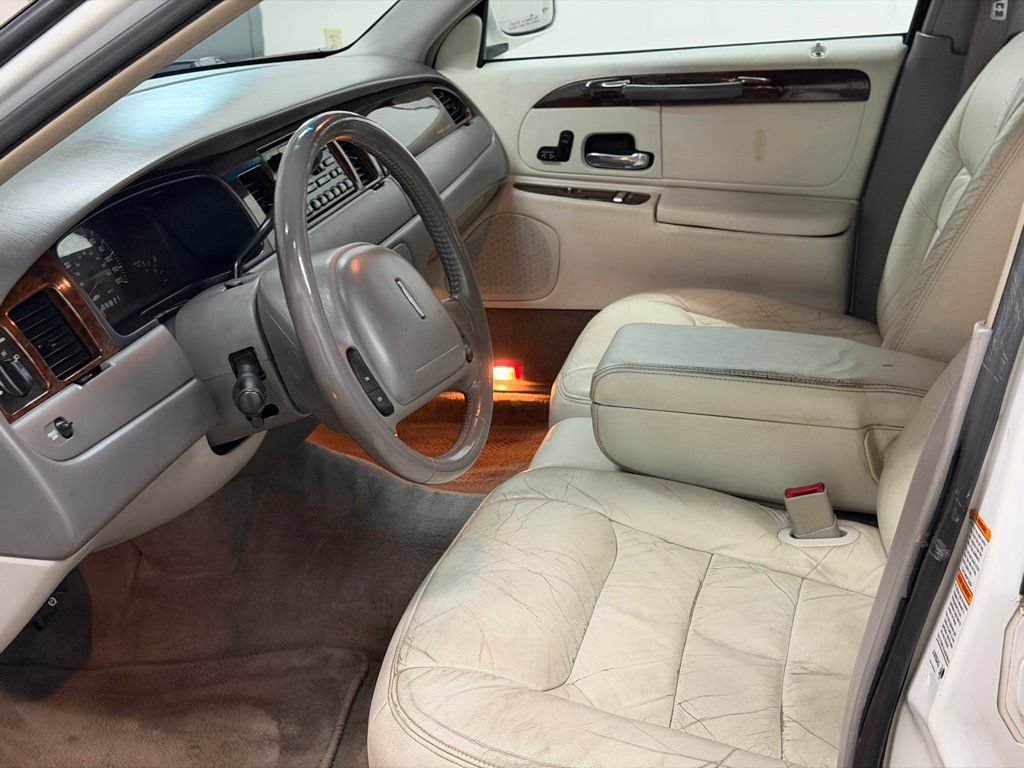 Used 2000 Lincoln Town Car Executive RWD image 26