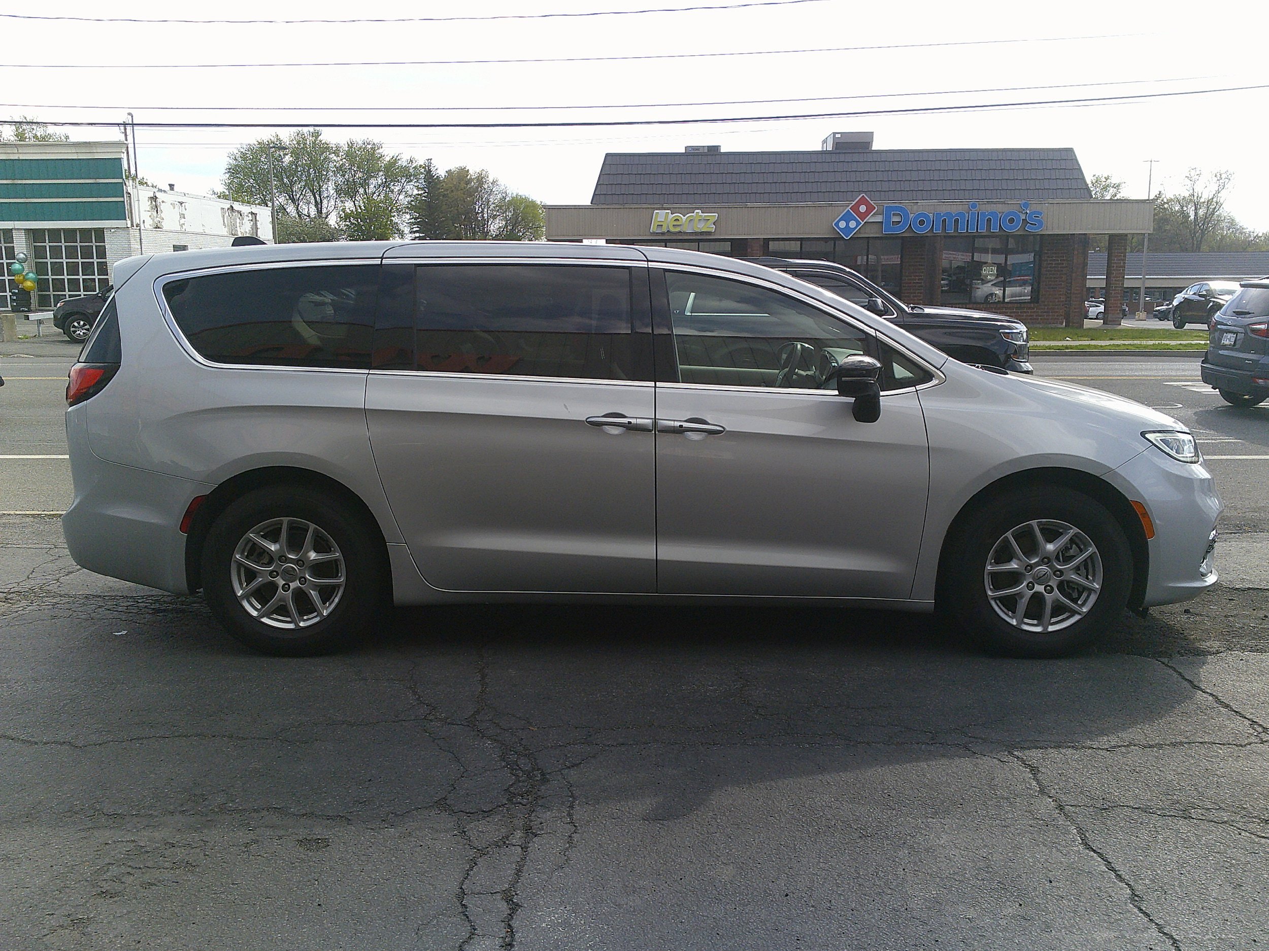 Used 2024 Chrysler Pacifica Touring-L FWD image 6