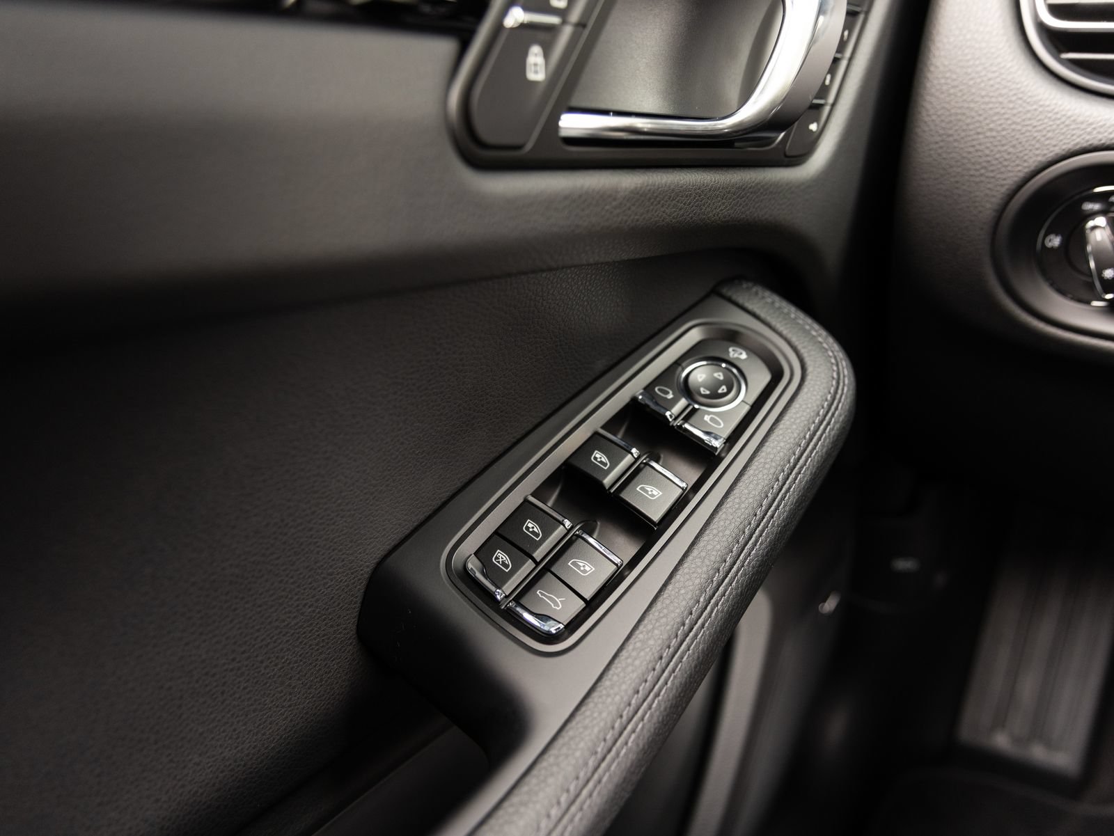 Certified 2026 Porsche Macan AWD/4WD image 21