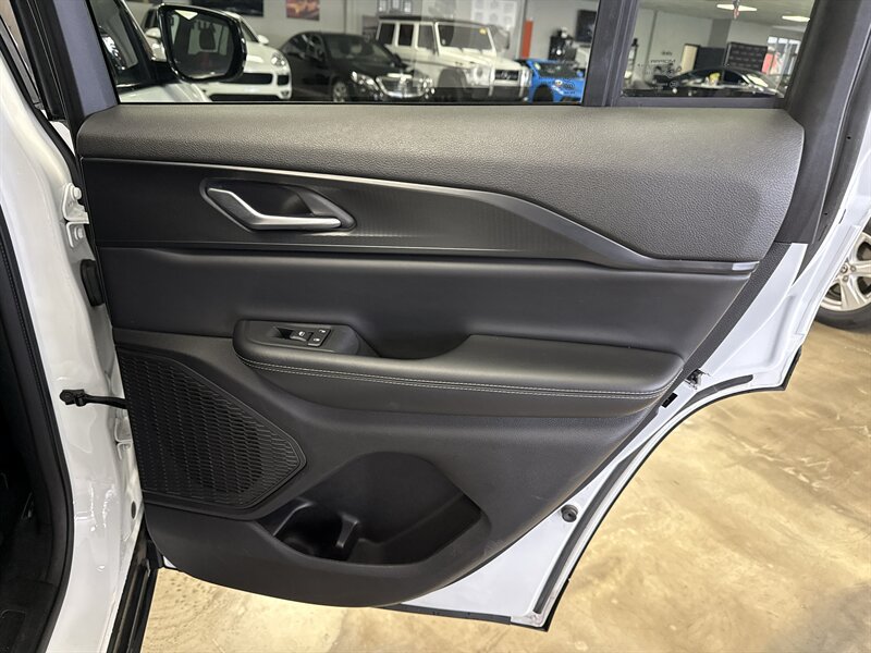 Used 2024 Jeep Grand Cherokee Altitude AWD/4WD image 23