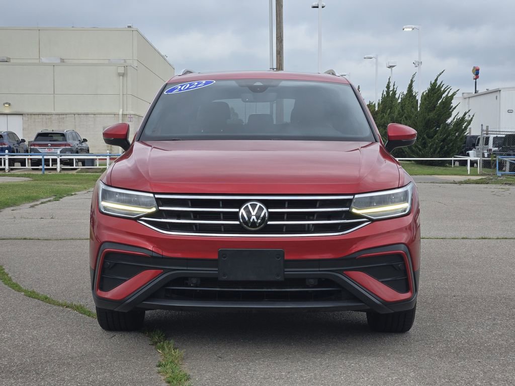 Used 2022 Volkswagen Tiguan SE w/ Panoramic Sunroof Package FWD image 2