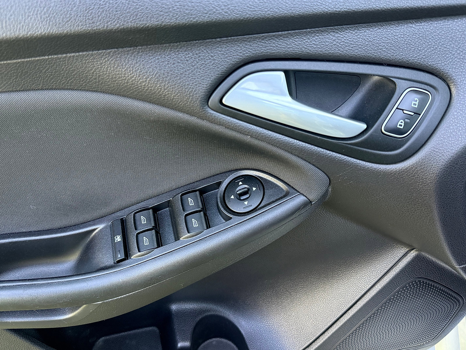 Used 2015 Ford Focus SE w/ SE Sport Package FWD image 21