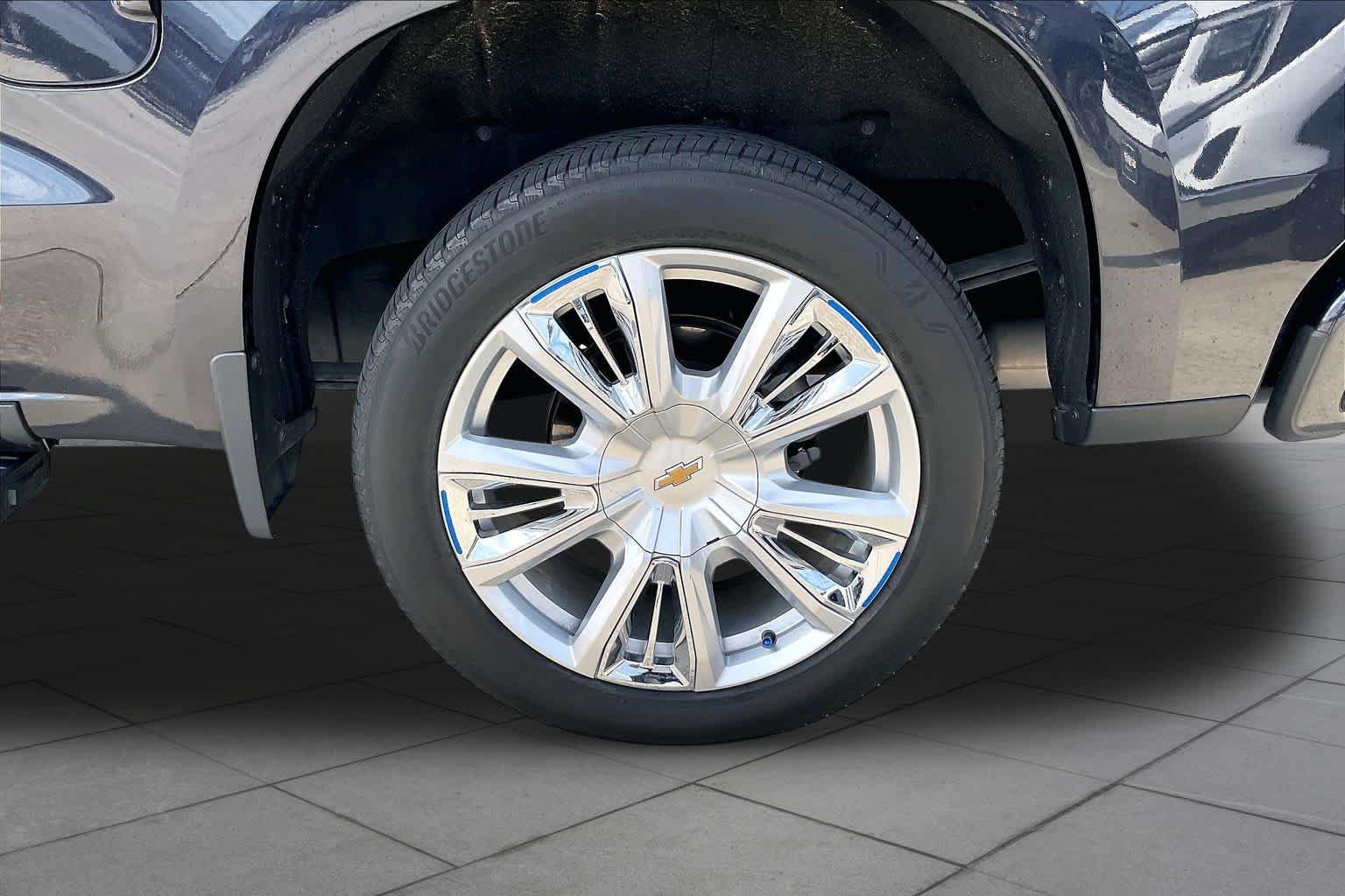 Used 2022 Chevrolet Silverado 1500 High Country w/ High Country Premium Package AWD/4WD image 11