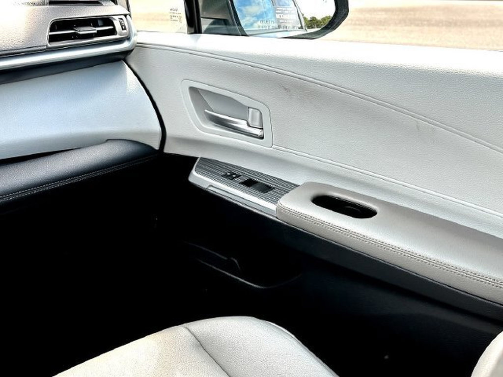 Certified 2025 Toyota Sienna XLE FWD image 28