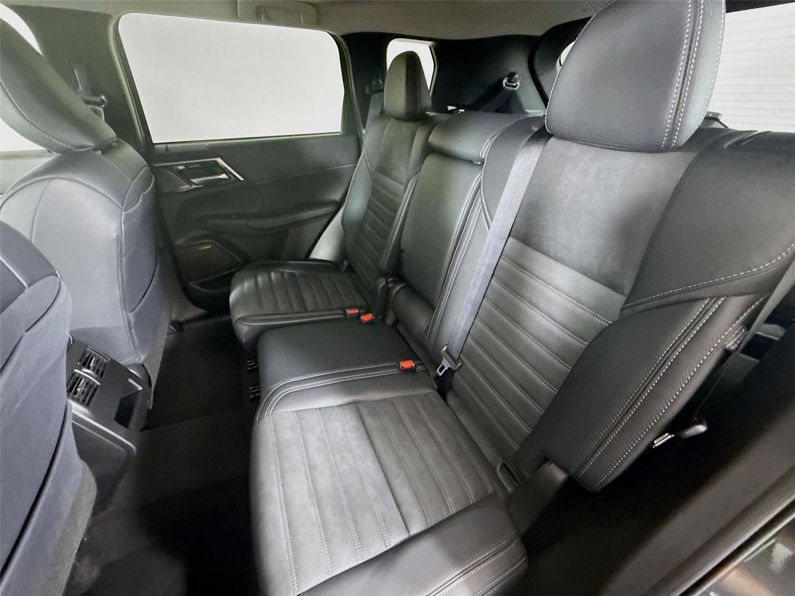 New 2026 Mitsubishi Outlander SE image 16