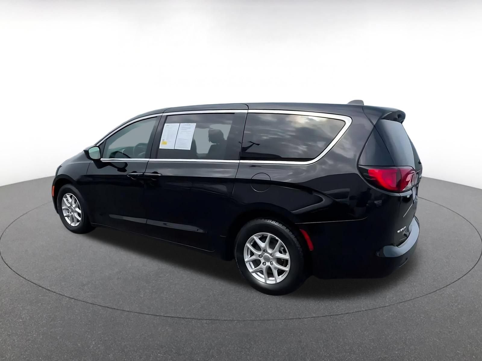 Used 2024 Chrysler Voyager LX FWD image 9