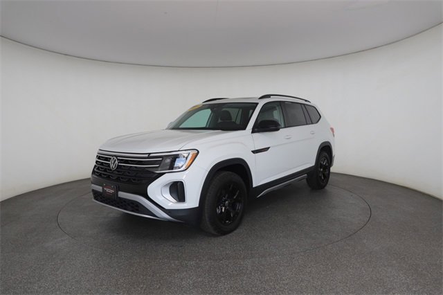 Used 2025 Volkswagen Atlas Peak Edition SE image 3