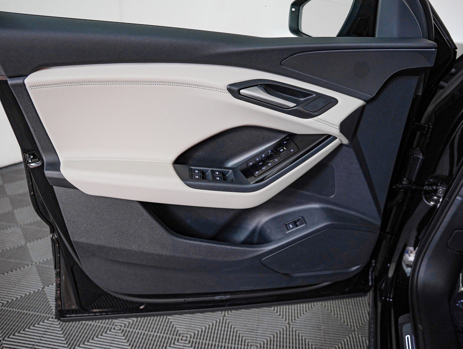 Certified 2025 Audi Q6 e-tron Premium w/ Convenience Package image 23