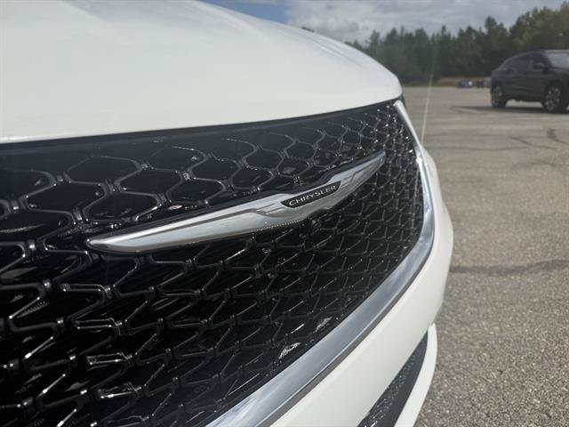 Used 2024 Chrysler Pacifica Touring-L FWD image 6