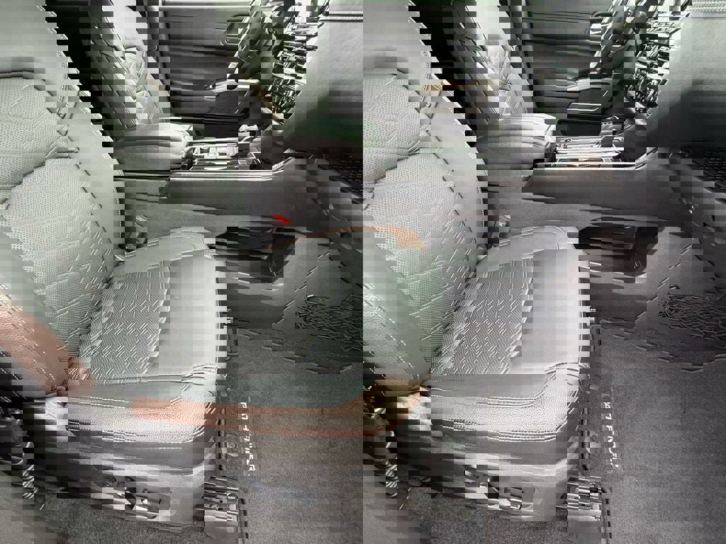 Used 2025 Nissan Pathfinder Platinum image 10