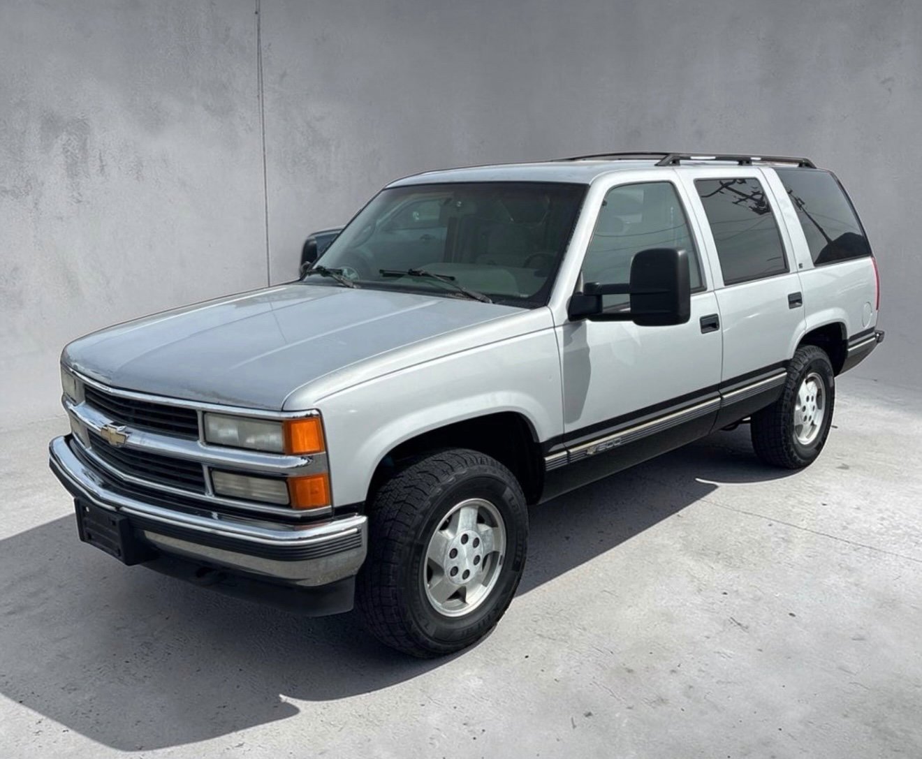 Used 1995 Chevrolet Tahoe 4WD image 1
