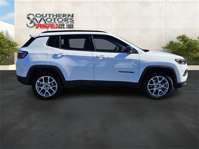 Used 2025 Jeep Compass Latitude w/ Altitude Special Edition image 6