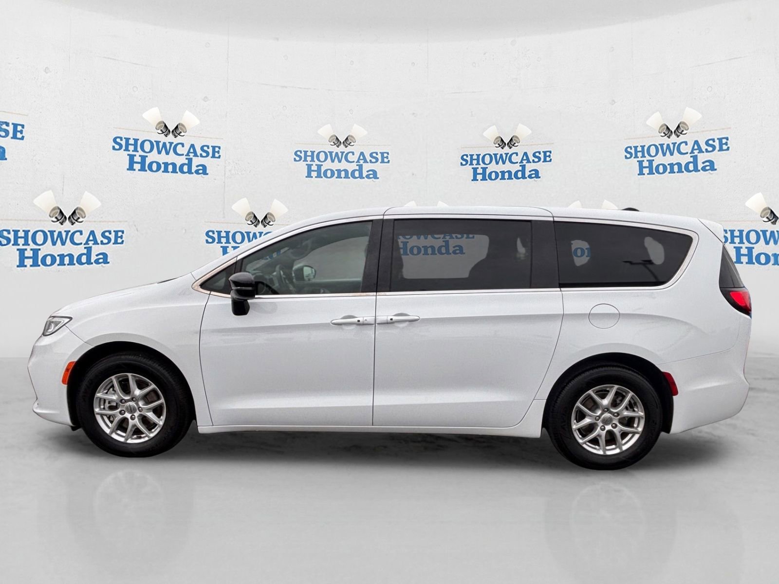 Used 2024 Chrysler Pacifica Touring FWD image 4